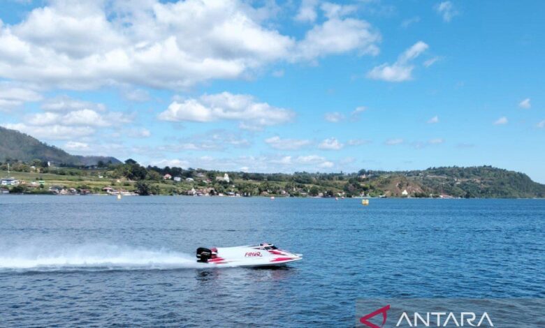 Pembalap F1 Powerboat jalani latihan bebas pada tempat Danau Toba