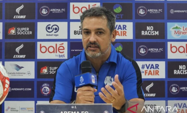 Pelatih Arema sebut alasan rekrut beberapa jumlah pemain asing dalam di lini belakang