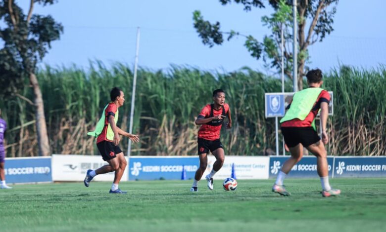 Pemain Persik Rifqi Ray kemudian juga Wigi Pratama terlibat TC timnas