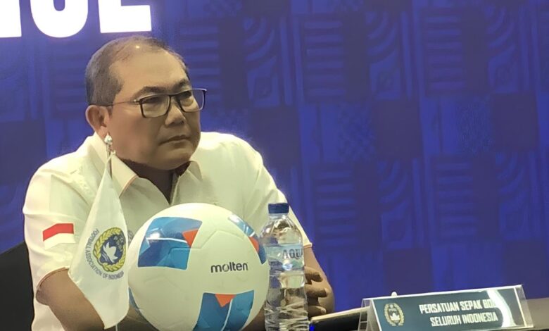 Herdman juga Van Bronckhorst calon ahli timnas?