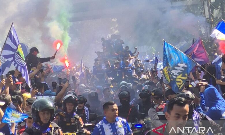 Banyak ribu Bobotoh padati Bandung rayakan triruntun peringkat Persib