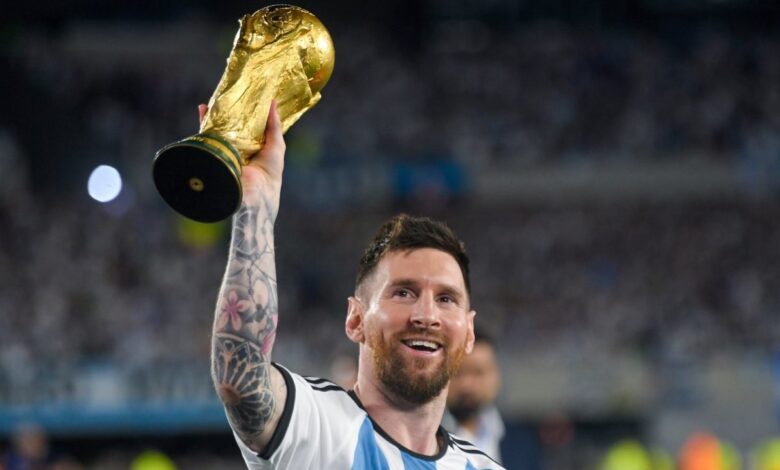 Lionel Messi mengangkat replika trofi Piala Dunia saat upacara perayaan bersama penggemar setelah laga uji coba internasional melawan Panama di Buenos Aires, 23 Maret 2023 (